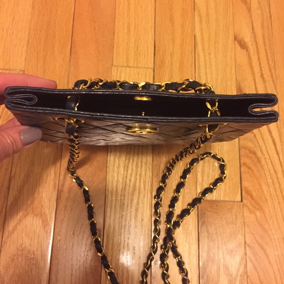 Gorgeous navy blue Chanel leather bag - Picture 3 of 8